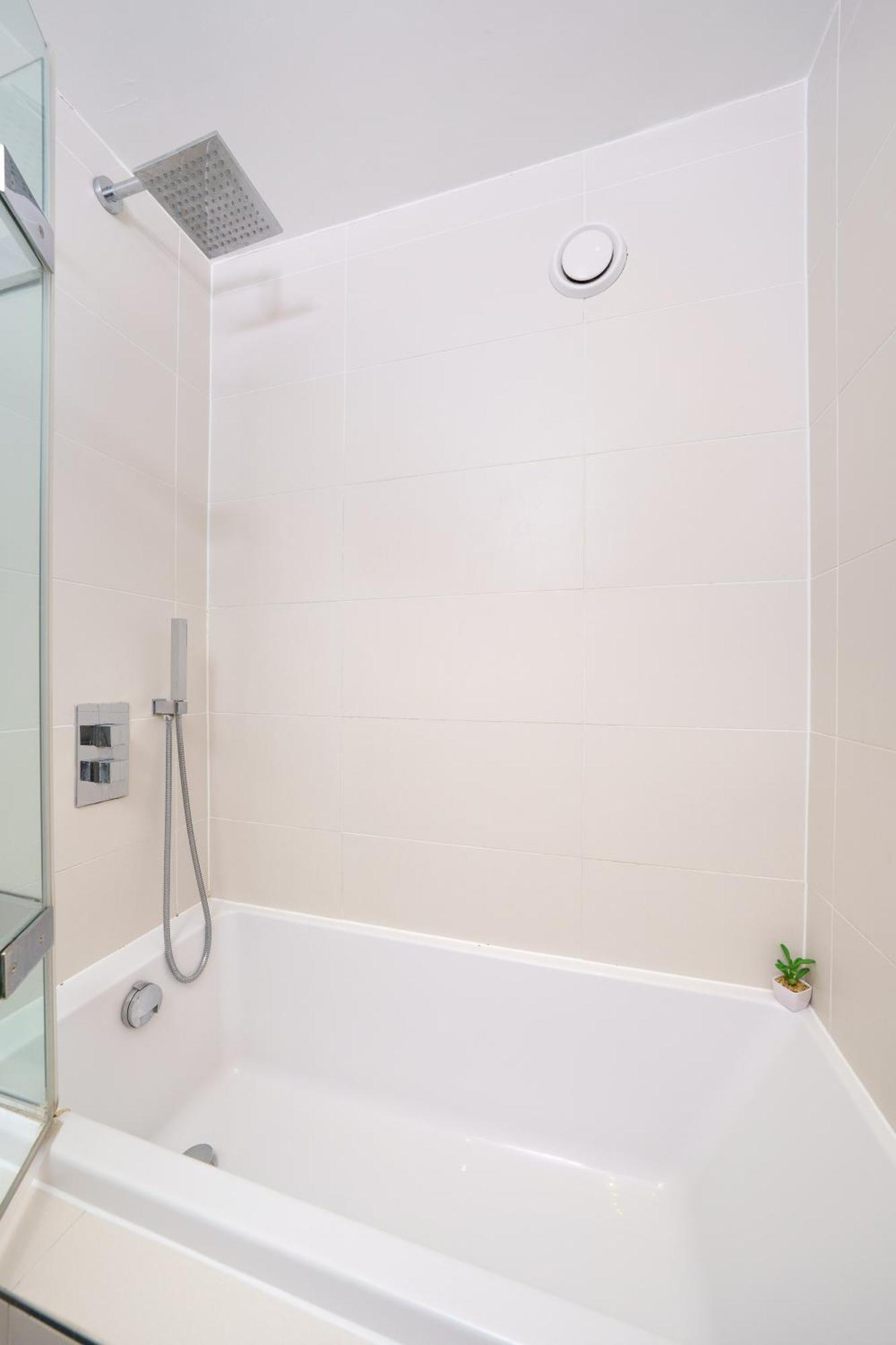 En-Suite Room In Zone 1 런던 외부 사진